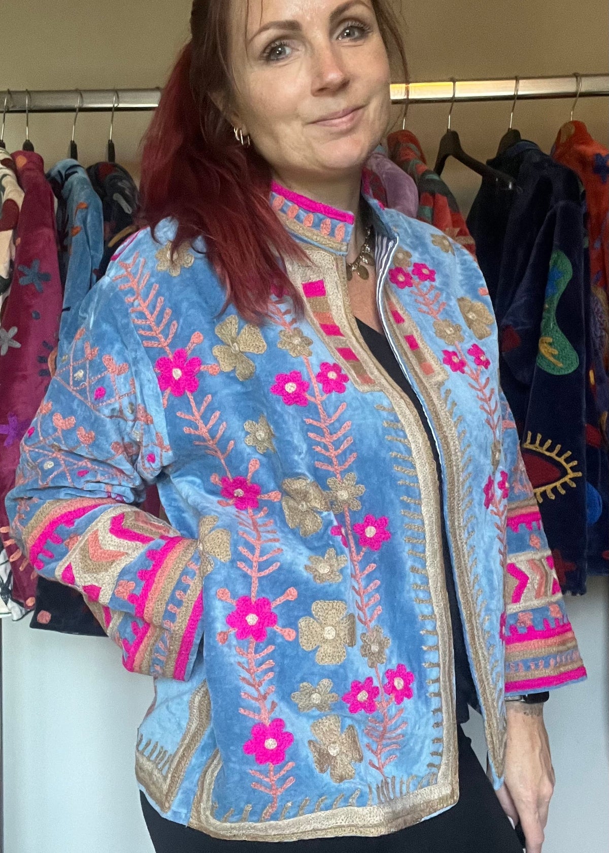 Handgemaakte velvet Suzani jacket uit India met kleurrijk roze beige borduurwerk in lichtblauw.