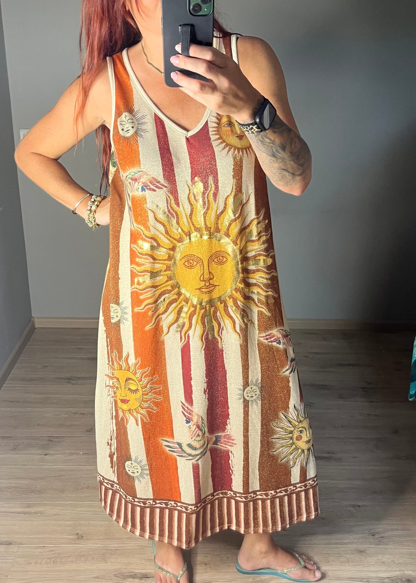 Schitterende lurex jurk met een glossy sun print. Shine op elke gelegenheid met glansjurk draagbaar tot ruim 44