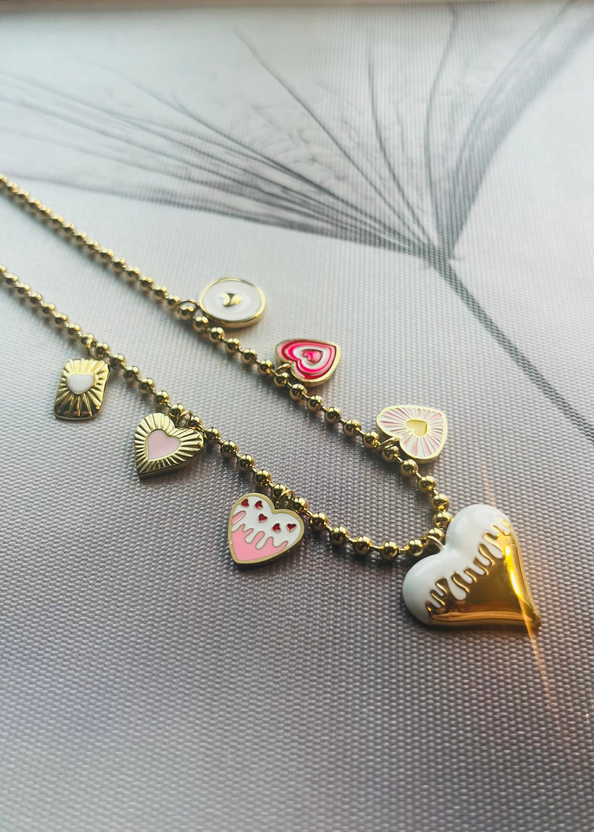 Stainless steel damesketting met hippe bedels. Verkleurt niet, waterproof en trendy voor elke outfit.