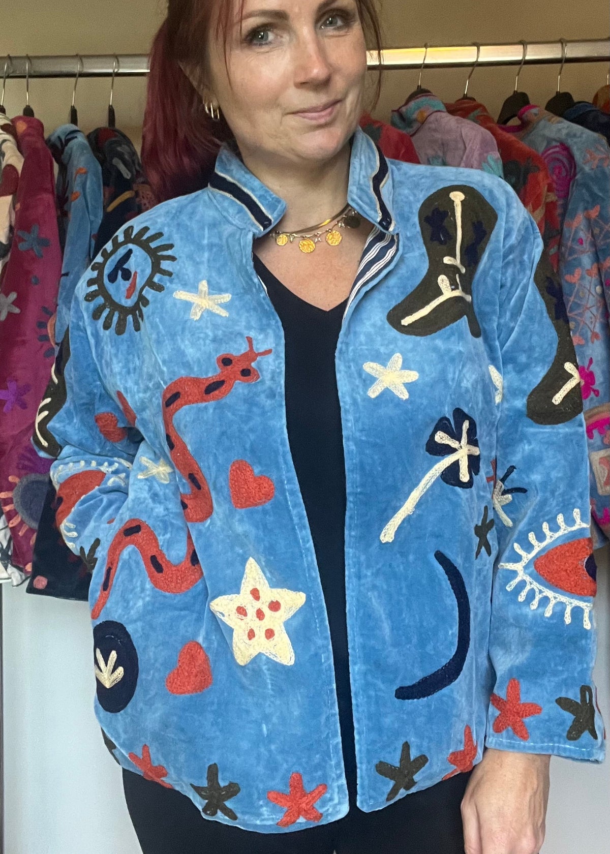 Handgemaakte velvet Suzani jacket uit India met kleurrijk borduurwerk in lichtblauw met gave print