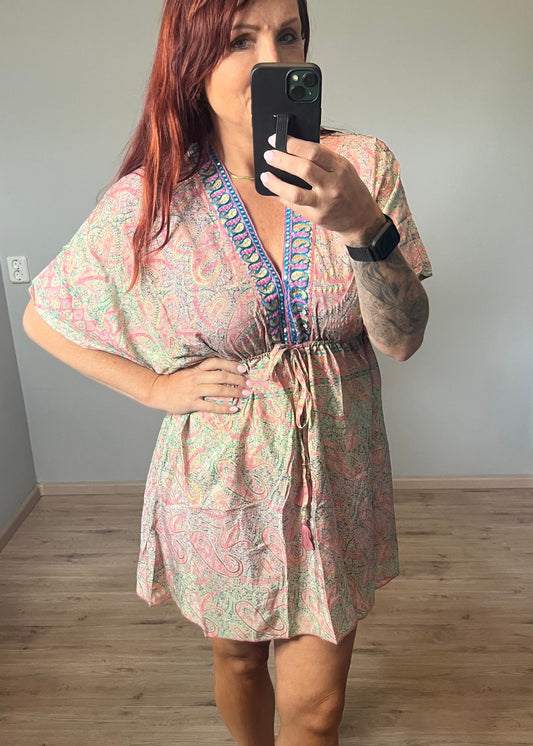 Kleurrijk kort Ibiza stijl damesjurkje van zijde en viscose. Zomers, luchtig en stijlvol met speelse print