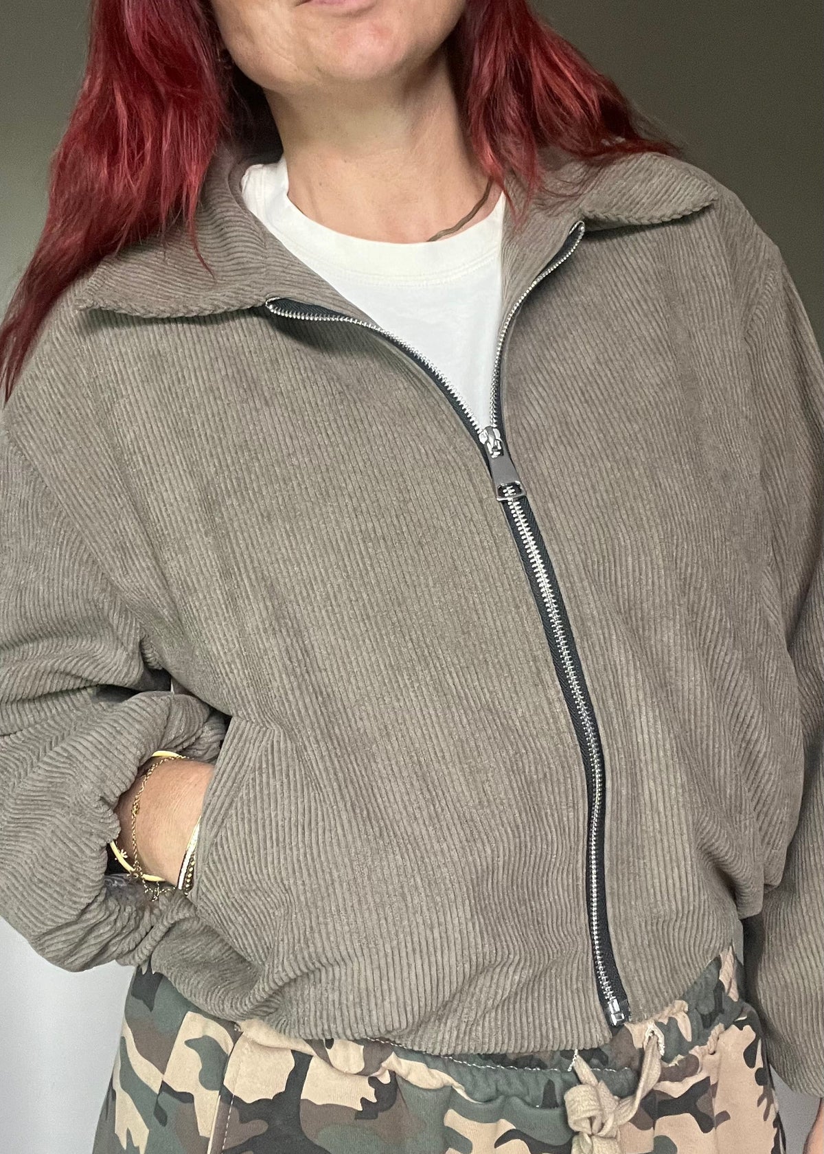 Taupe trendy damesjasje van corduroy met rits en zakken