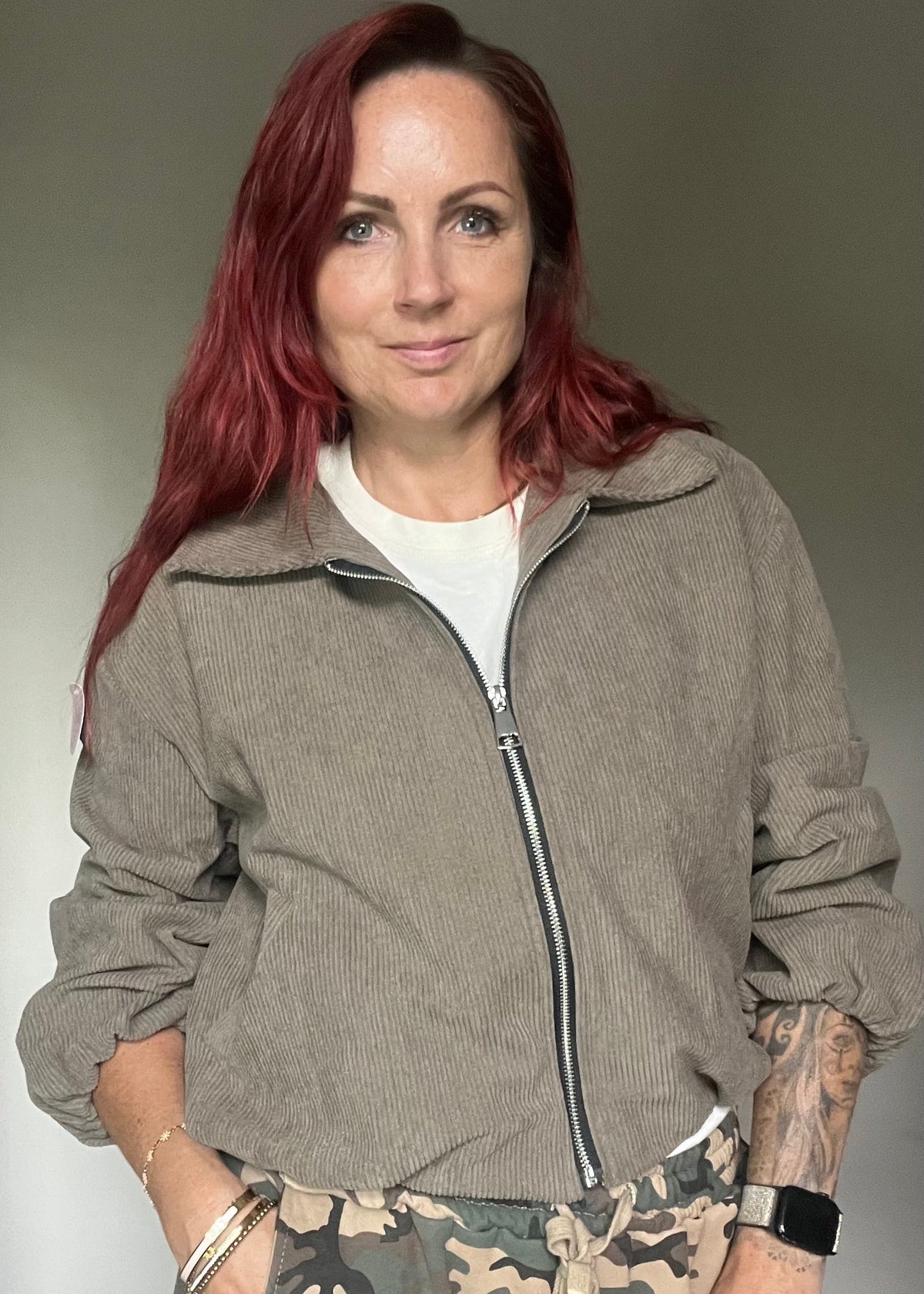 Taupe trendy damesjasje van corduroy met rits en zakken