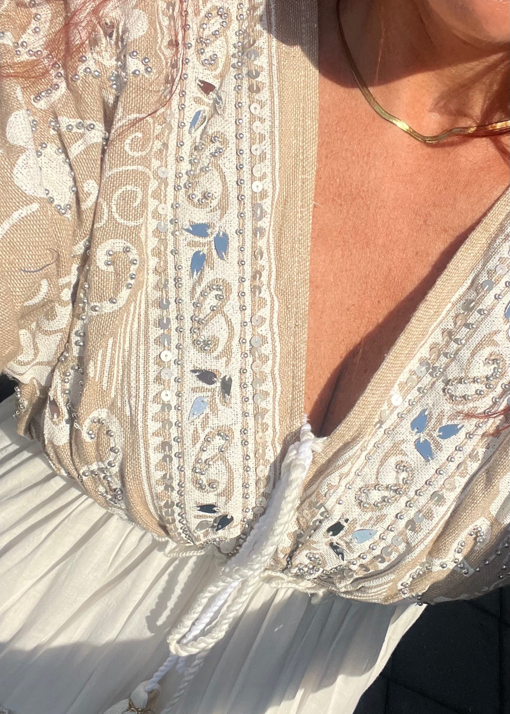 Bohemian maxi jurk van 100% katoen met borduursels, pailletten en onderjurkje voor dames | Piek Fashion
