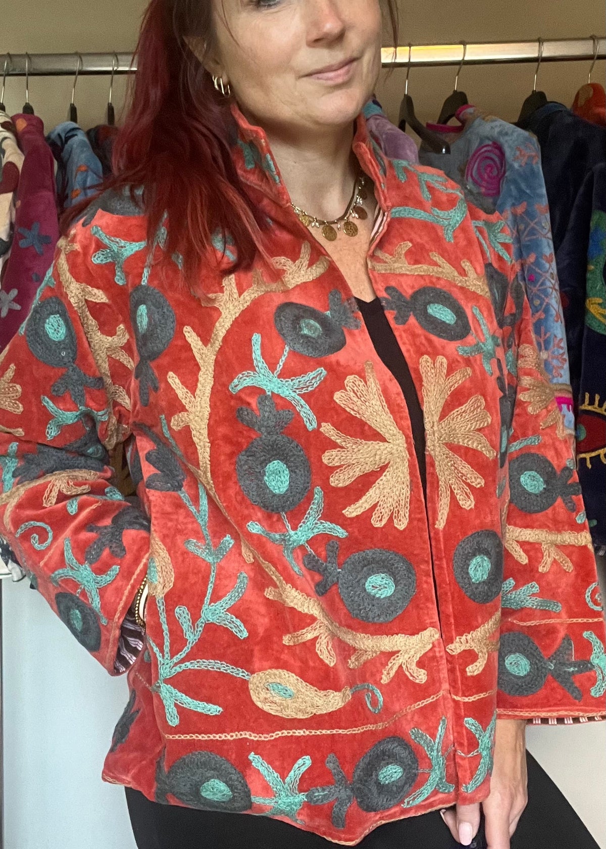 Handgemaakte velvet Suzani jacket uit India met kleurrijk klassiek borduurwerk in een mooie koper terracotta kleur