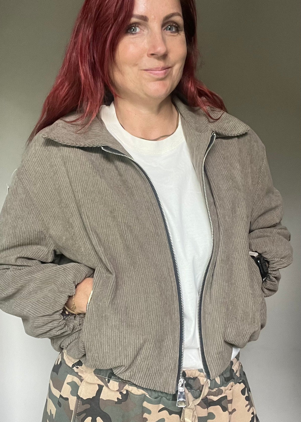Taupe trendy damesjasje van corduroy met rits en zakken