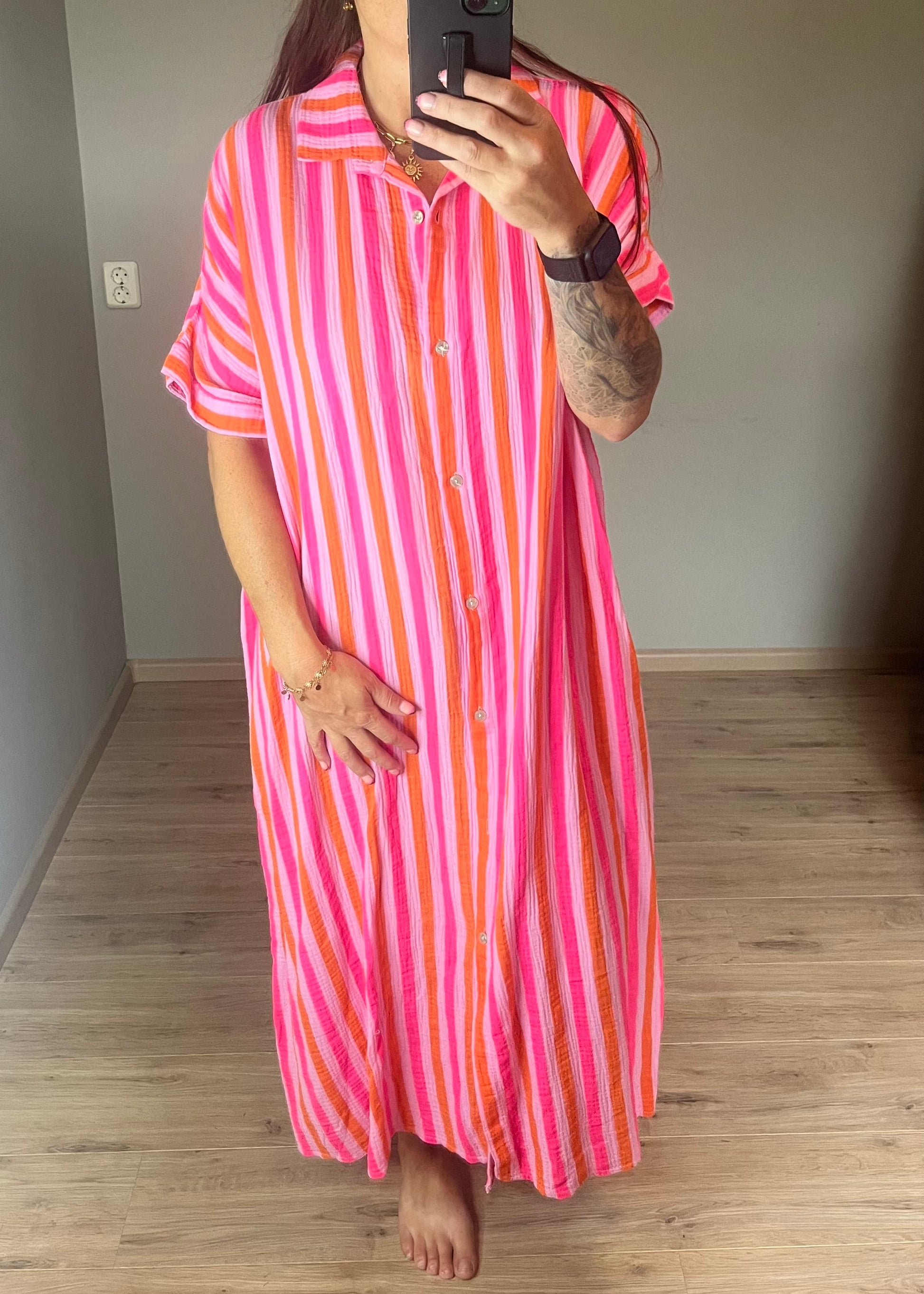 Maxi-jurk van mousseline katoen in roze, rood en paars, Ibiza vibe, doorknoopmodel en one size pasvorm tot maat 46.