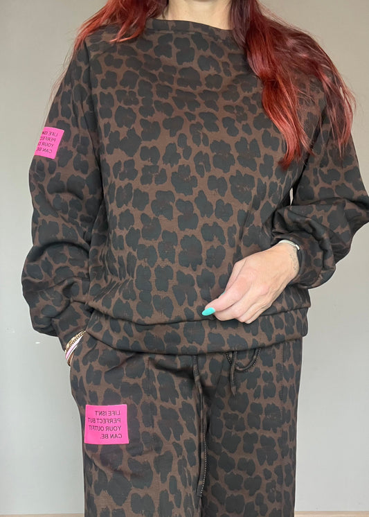 Dames panterprint comfyset met wijde broek en sweater in beige of choco van Piek Fashion