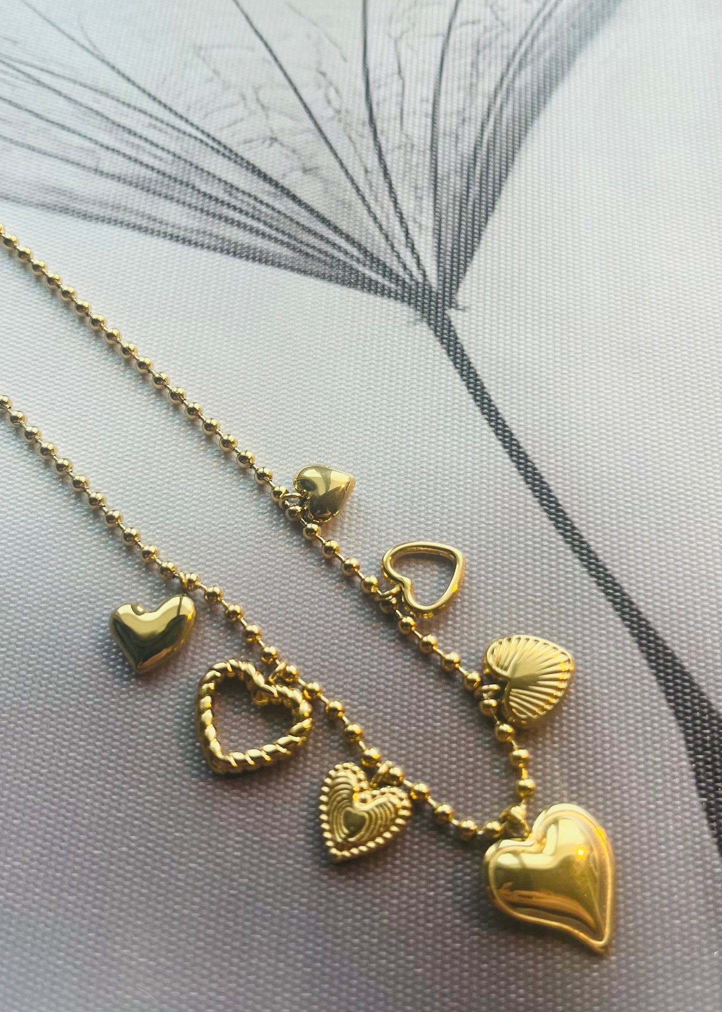 Stainless steel damesketting met hippe bedels. Verkleurt niet, waterproof en trendy voor elke outfit.