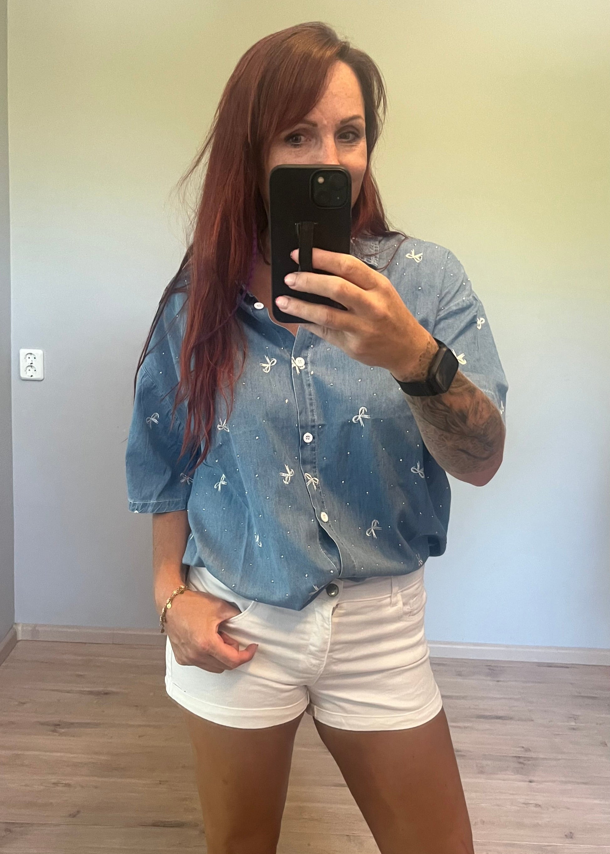 Oversized damesblouse van denim met strikjes en glitters, gemaakt van katoen. One size, passend tot maat 46.
