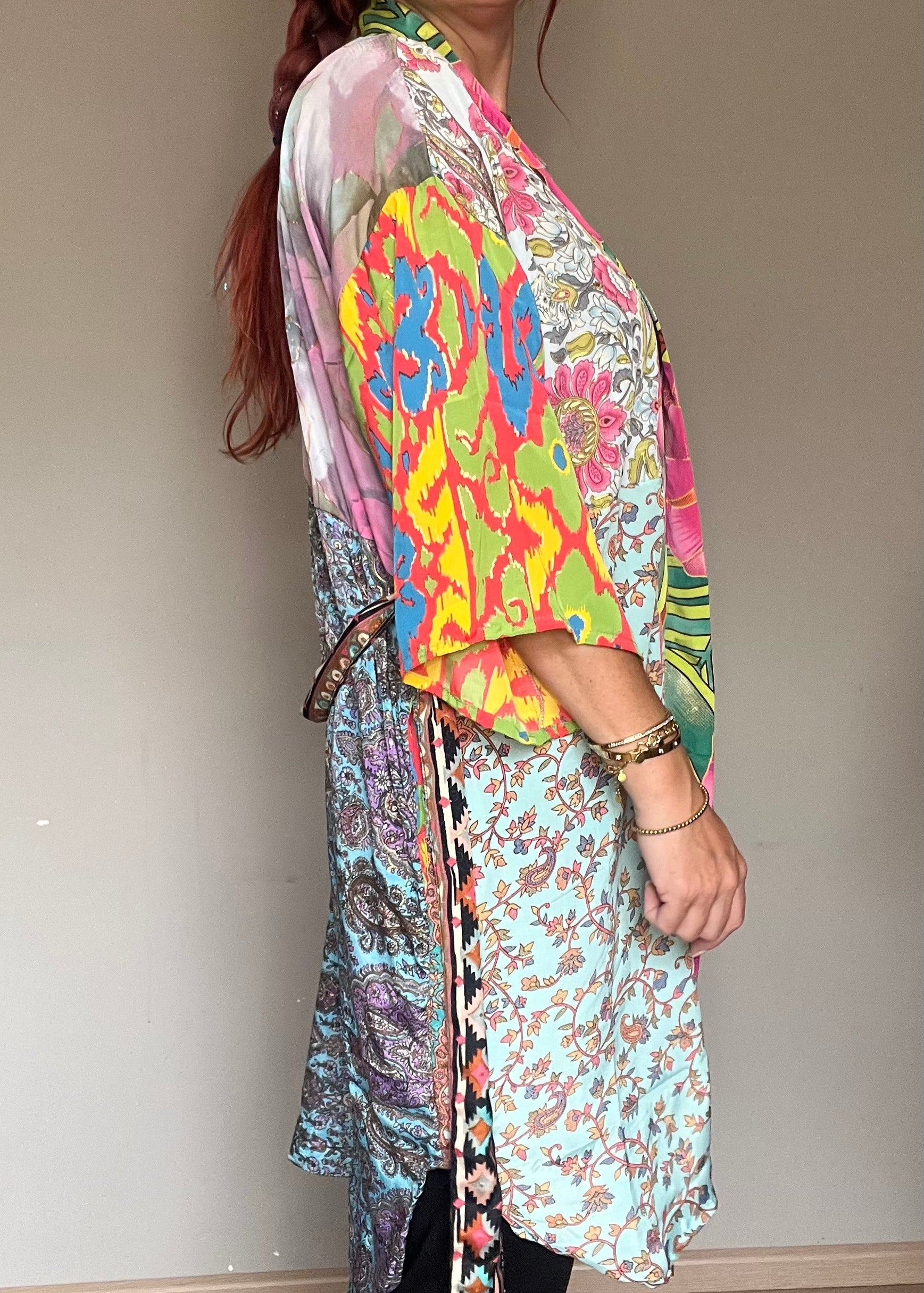 Unieke zijden kimono uit India met kleurrijke print. Handgemaakt, luchtig en one of a kind.