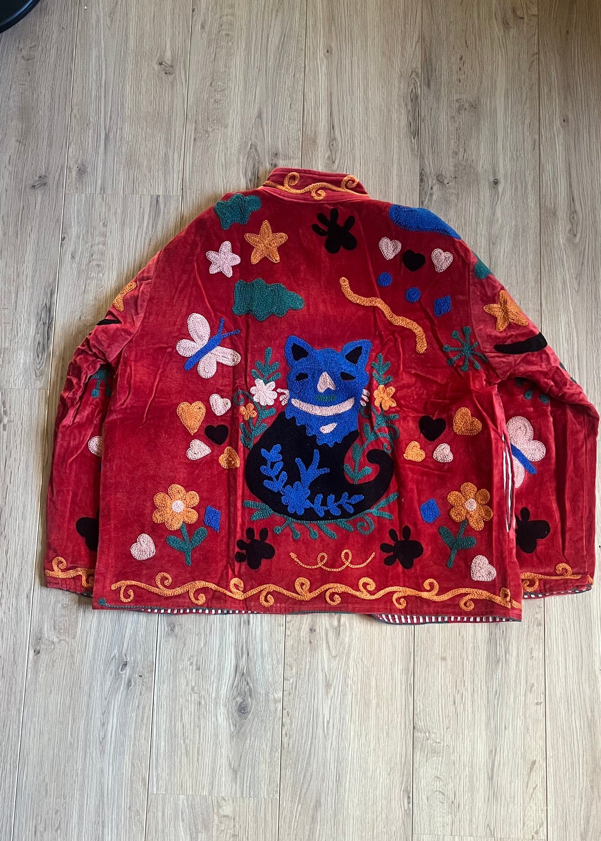 Handgemaakte velvet Suzani jacket uit India met kleurrijk borduurwerk in een mooie rode kleur met kattenprint