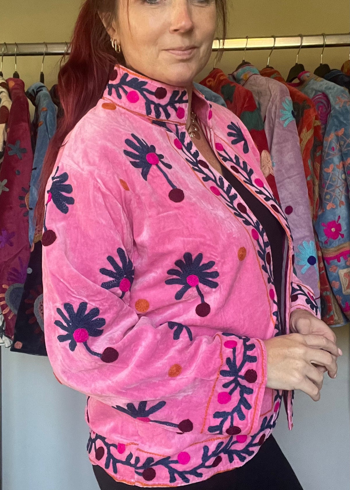 Handgemaakte velvet Suzani jacket uit India met kleurrijk borduurwerk in lichtblauw met gave print