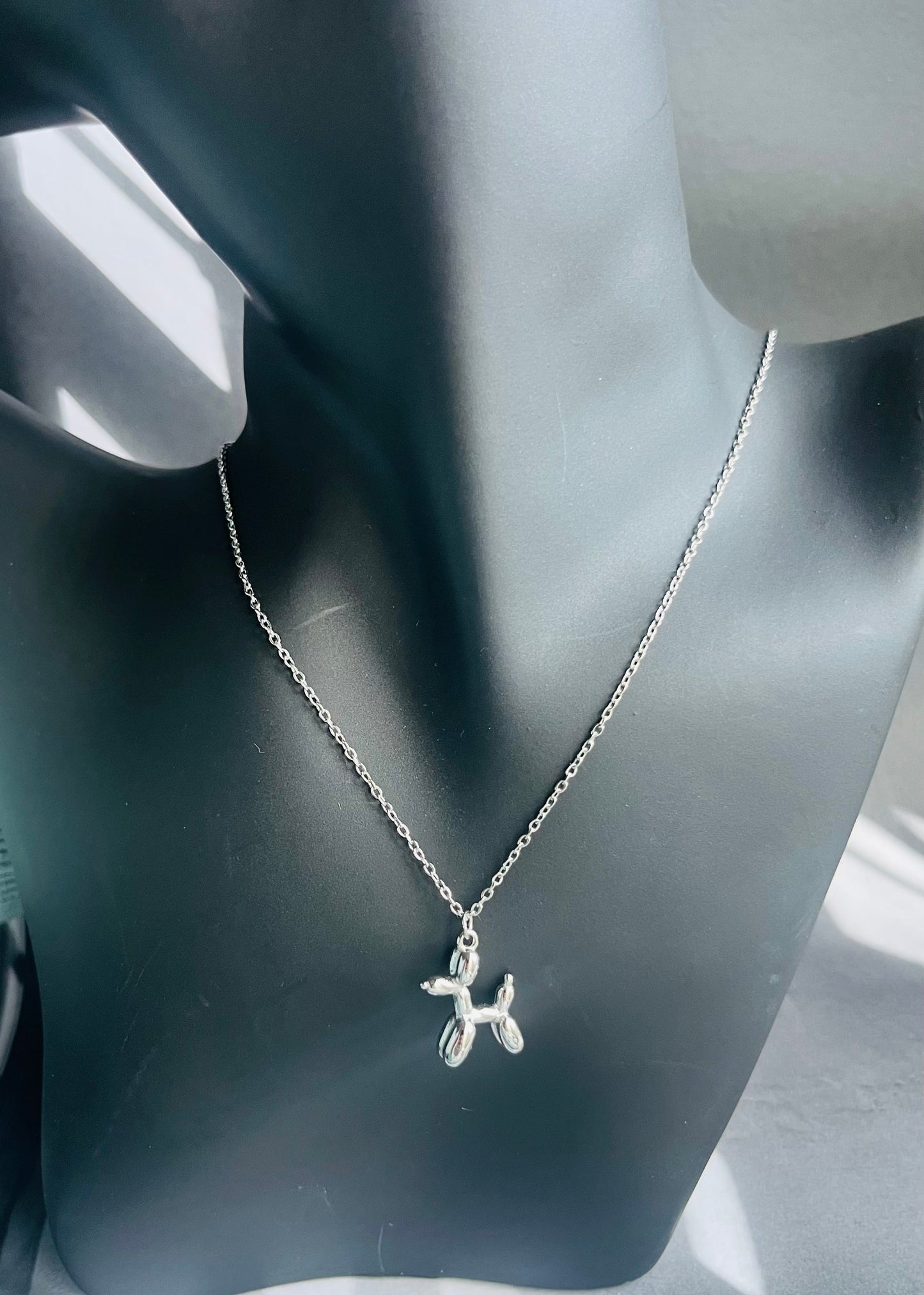 Stainless steel ketting met speelse balloon dog hanger in goud of zilver. Trendy en duurzaam sieraad.