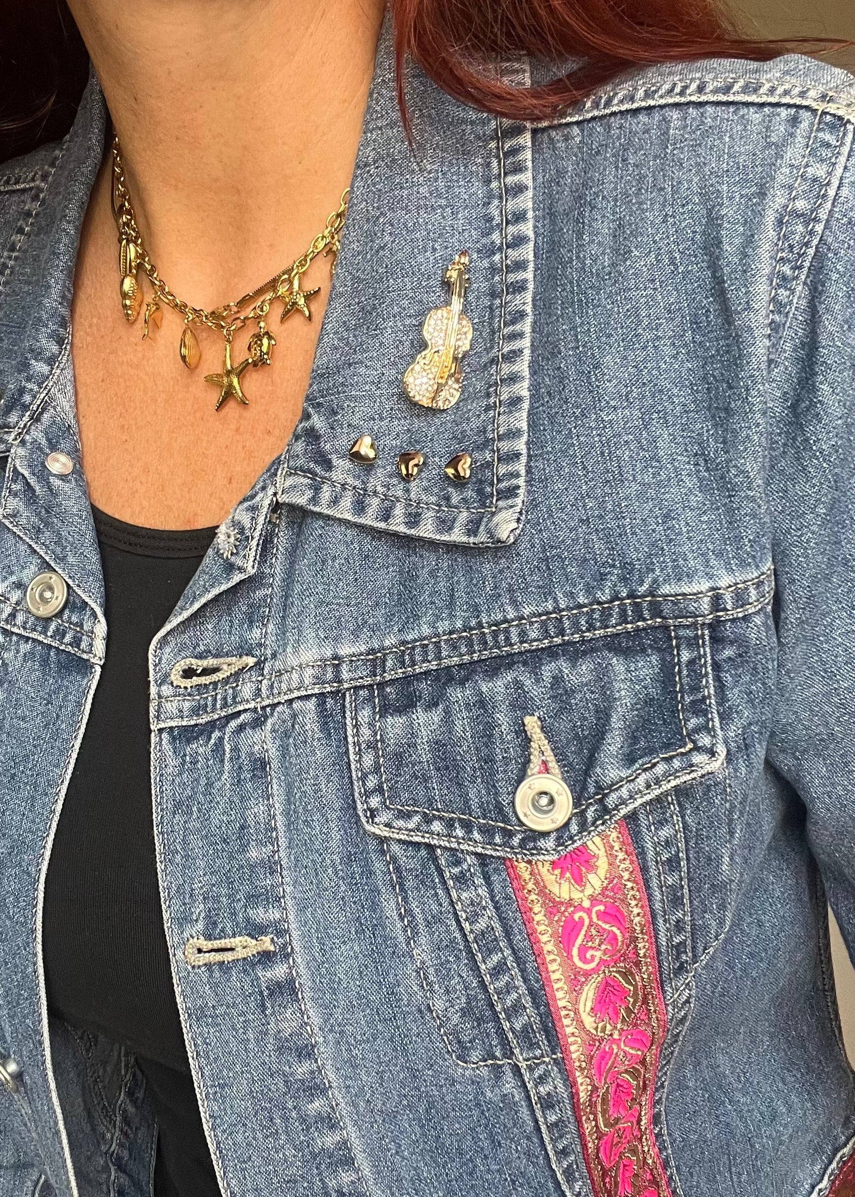 Uniek gepimpt vintage spijkerjasje van Piek Fashion, geüpcycled met creatieve details. Eén exemplaar beschikbaar.