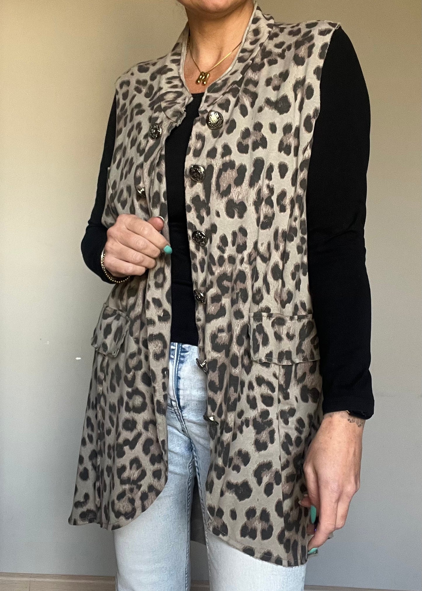 Lang dames gilet met panterprint in grijs of okergeel van katoen van Piek Fashion