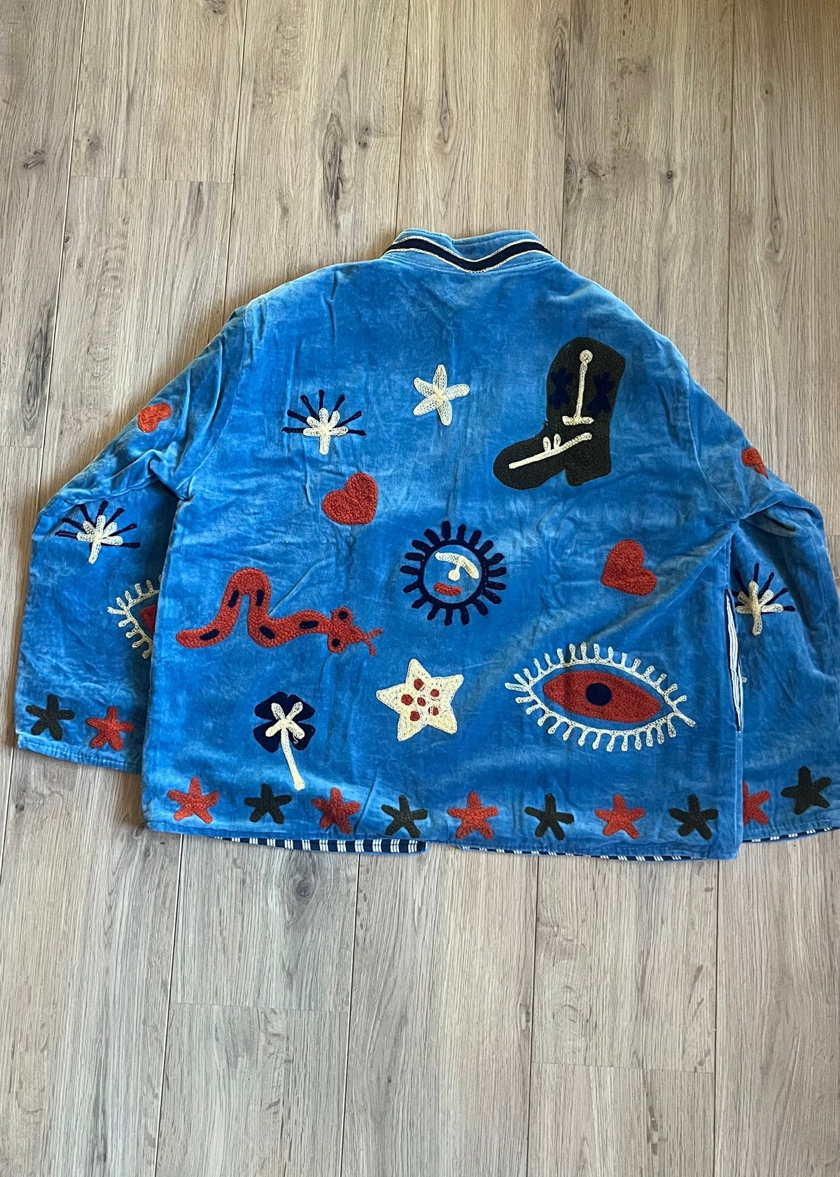 Handgemaakte velvet Suzani jacket uit India met kleurrijk borduurwerk in lichtblauw met gave print