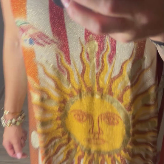 Schitterende lurex jurk met een glossy sun print. Shine op elke gelegenheid met glansjurk draagbaar tot ruim 44