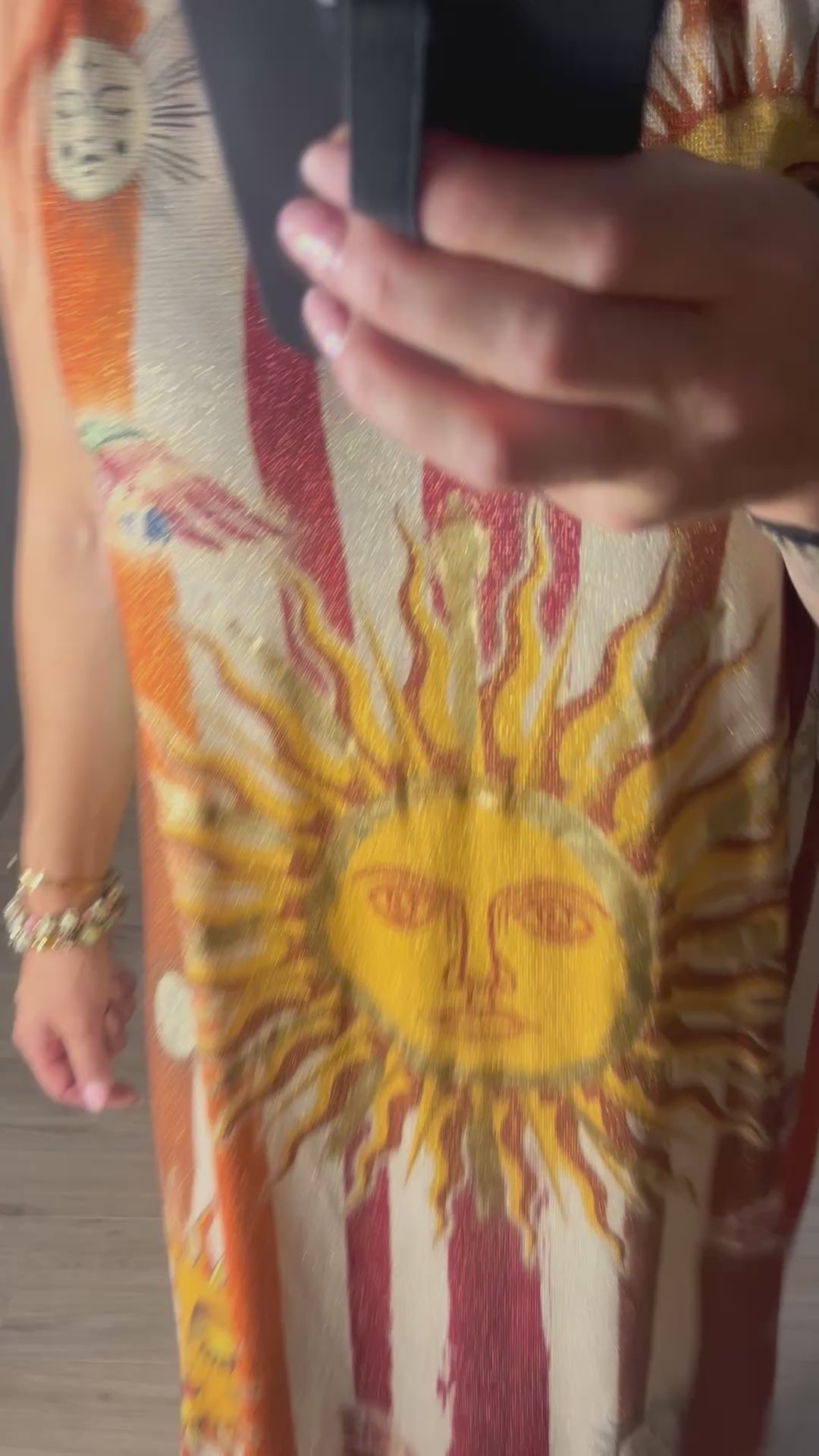 Schitterende lurex jurk met een glossy sun print. Shine op elke gelegenheid met glansjurk draagbaar tot ruim 44