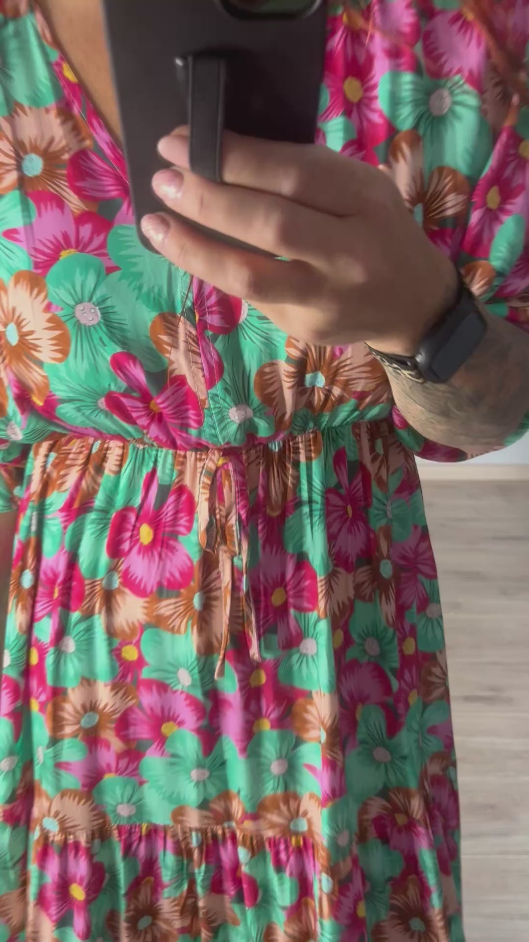 Vrouwelijke zomerjurk van viscose met knalkleuren print, elastiek onder de borst en wijde mouwen. Luchtig model, knoopsluiting op de rug.