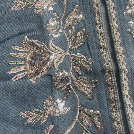 Denim damesgilet met glitterprint op de voorkant – stijlvolle mix van stoer en vrouwelijk in S/M en M/XL