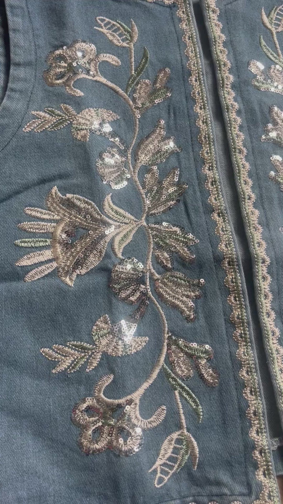 Denim damesgilet met glitterprint op de voorkant – stijlvolle mix van stoer en vrouwelijk in S/M en M/XL