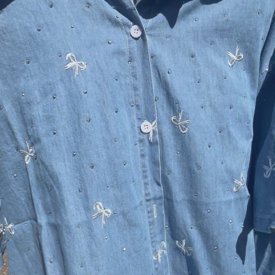 Oversized damesblouse van denim met strikjes en glitters, gemaakt van katoen. One size, passend tot maat 46.