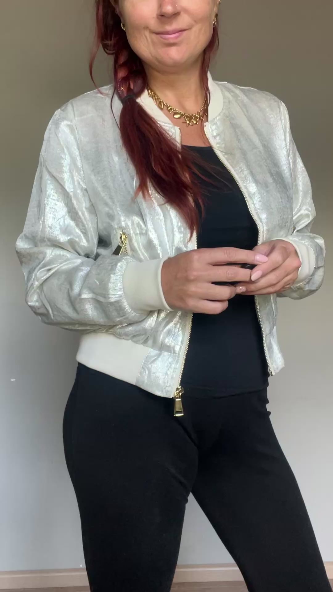 Metallic bomberjasje in goud of zilver met rits en steekzakken. Trendy, vrouwelijk model voor zomer en najaar.